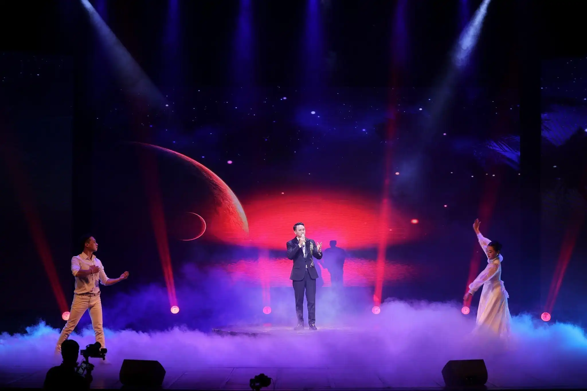 TRẦN VĂN CƯỜNG – Á QUÂN 3 TIẾNG HÁT BOLERO VÀ CÂU CHUYỆN “HỔ PHỤ SINH HỔ TỬ” TRÊN SÂN KHẤU ÂM NHẠC VIỆT