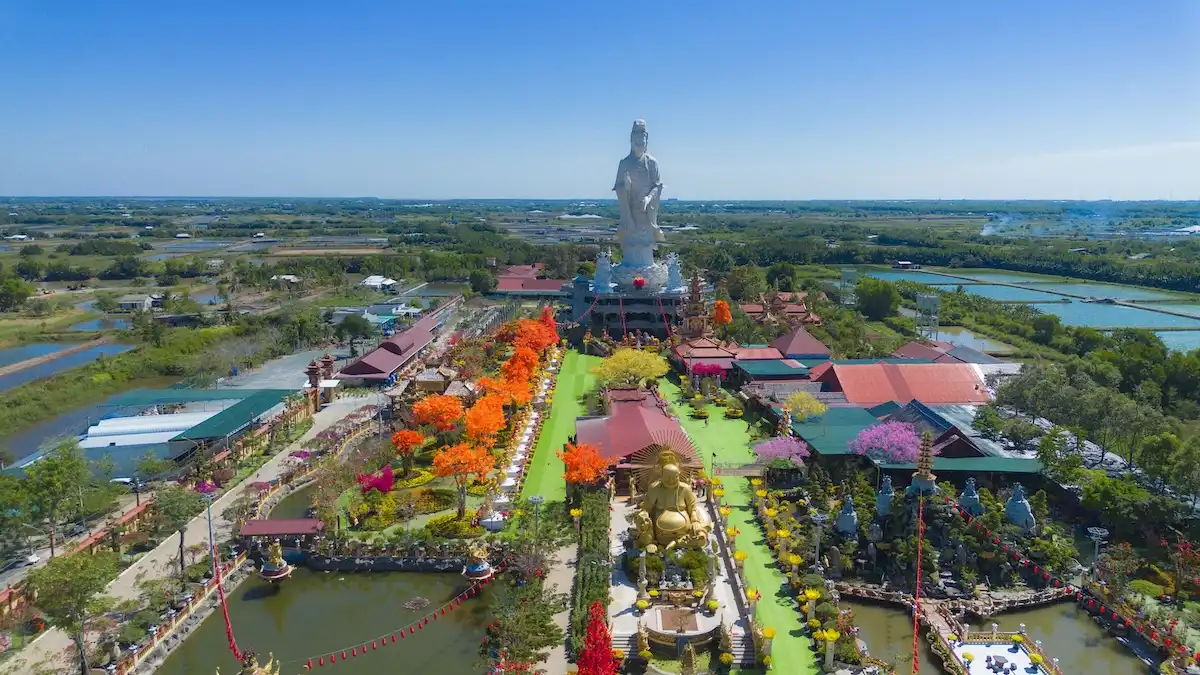 ngoi chua o vinh long ruc ro don xuan binh ngo voi 'ngu phuc linh ma' cao 7 met - 3