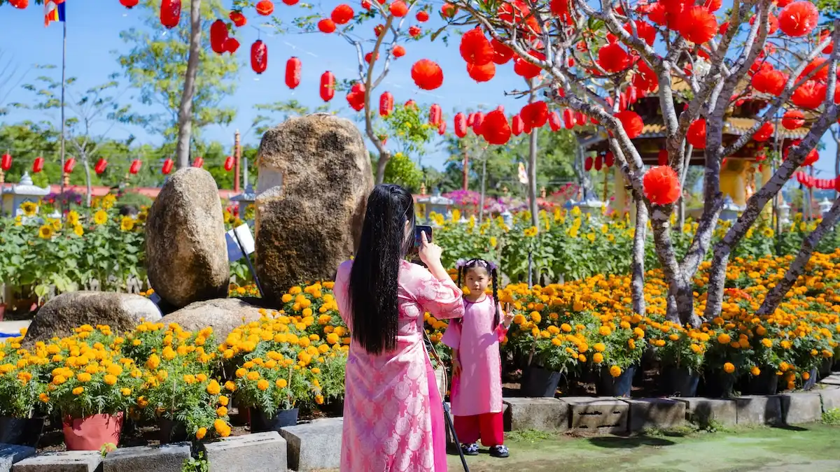 ngoi chua o vinh long ruc ro don xuan binh ngo voi 'ngu phuc linh ma' cao 7 met - 9