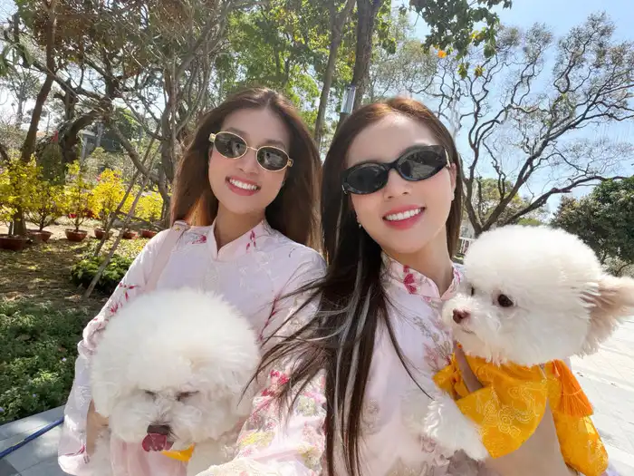 Kỳ Duyên và Thiên Ân mang thú cưng cùng đi du xuân. Ảnh: FBNV
