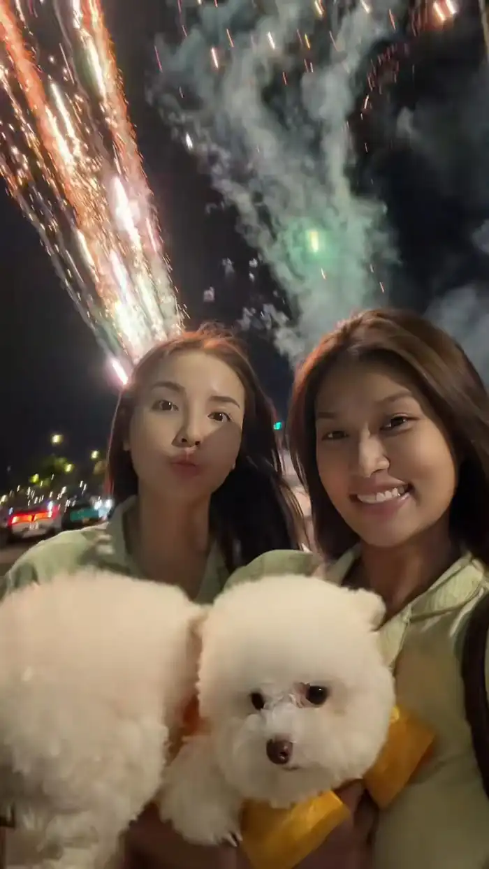 Kỳ Duyên và Thiên Ân cùng nhau đốt pháo trong đêm Giao thừa. Ảnh chụp màn hình