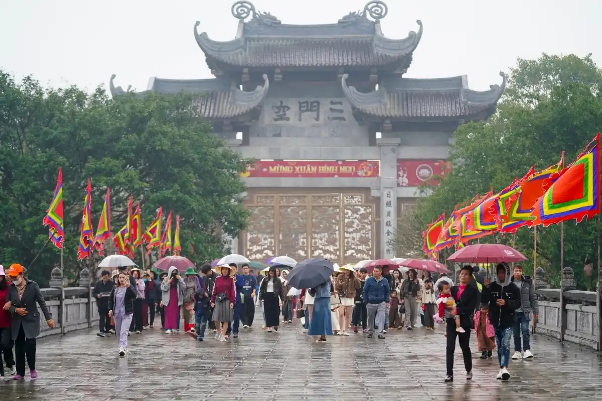 Cảnh quan thiên nhiên và yếu tố tâm linh hòa quyện tạo sức hút riêng cho du lịch Ninh Bình