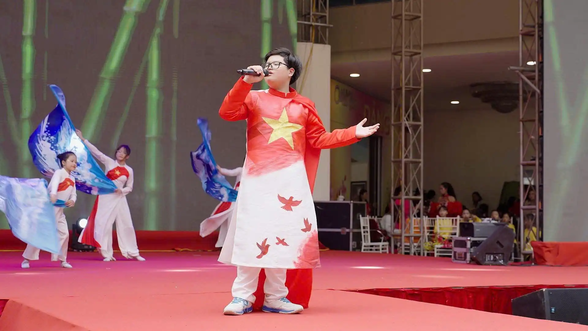 Đoàn Ngọc Gia Bảo giọng ca vàng nội lực mở màn tại Hội Xuân Bính Ngọ 2026 Mã Đáo Xuân