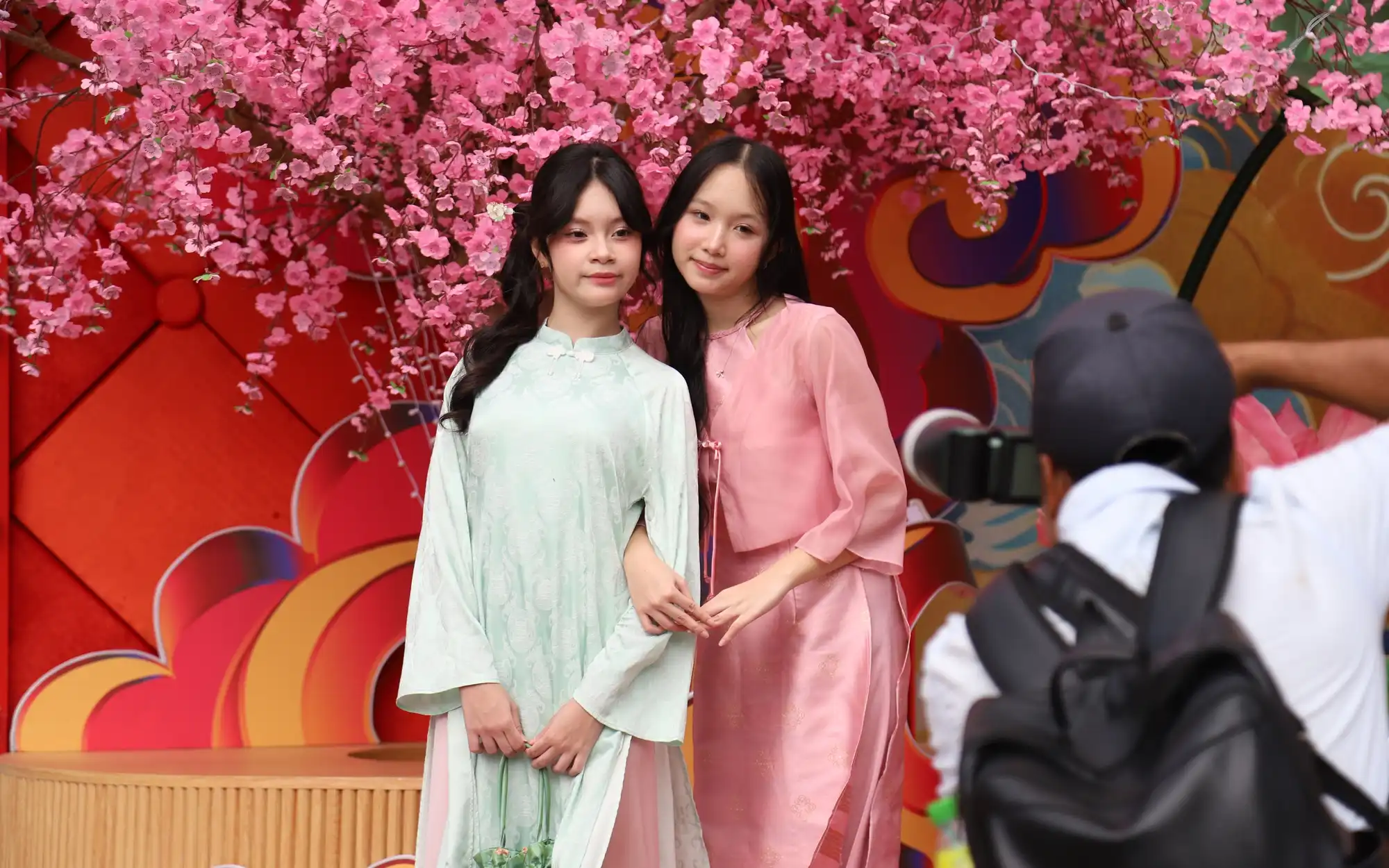 Người dân TPHCM xúng xính áo dài chụp hình đón Tết